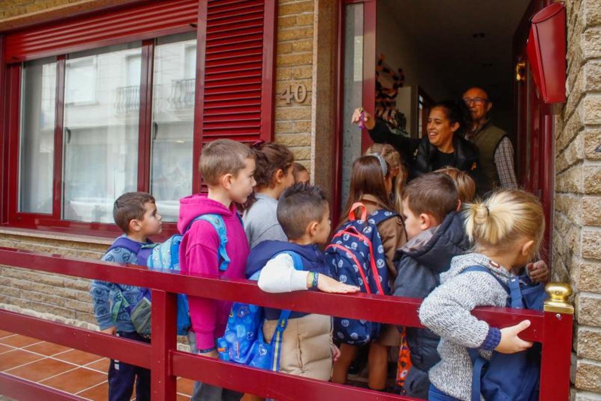 Un grupo de niños a las puertas de una casa en Castelao. | // IA