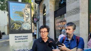 Maria Buhigas, arquitecta jefe del Ayuntamiento, junto a la pantalla instalada durante la presentación de la prueba piloto en Gran de Sant Andreu.
