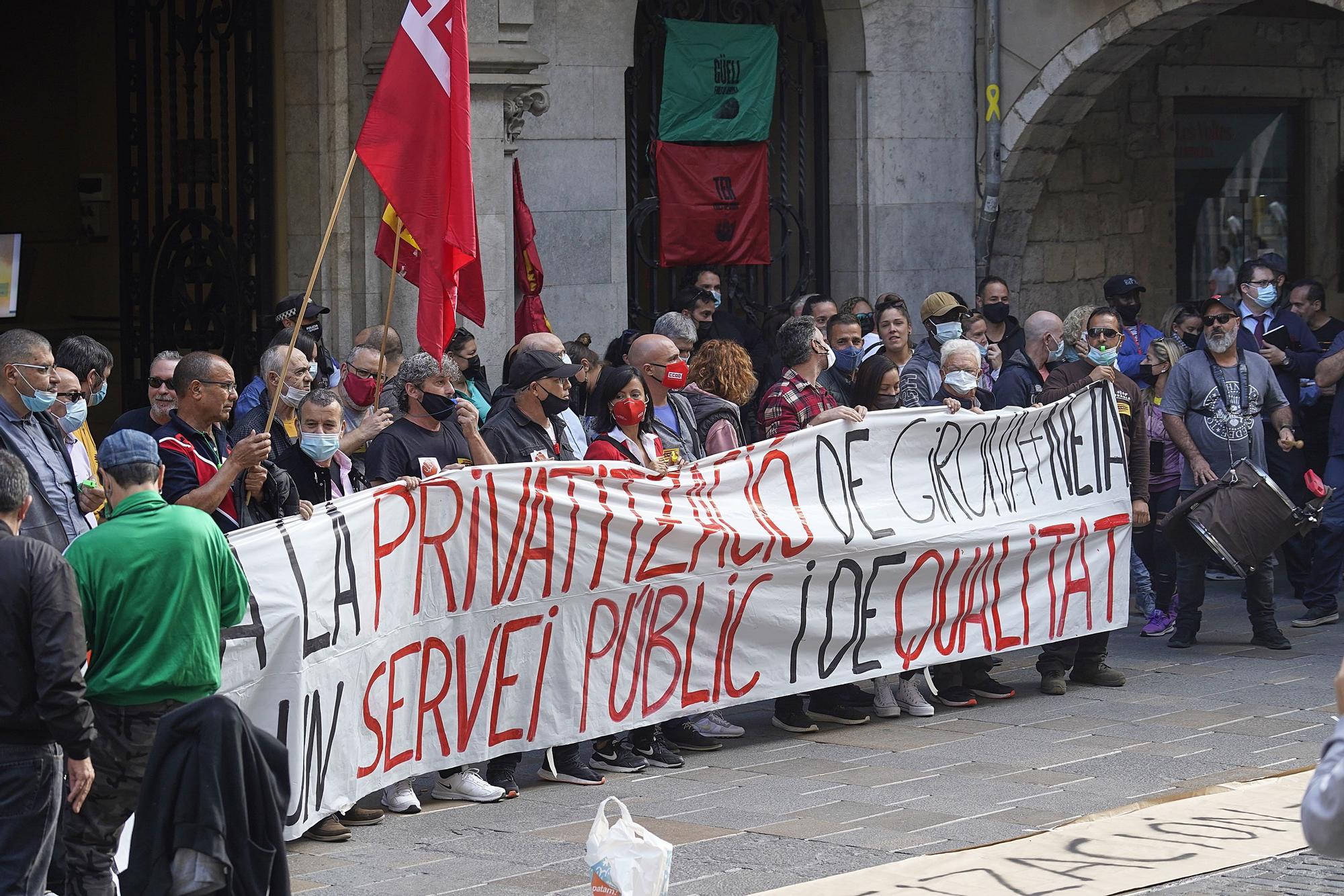 Protesta dels treballadors de Girona + Neta en contra de la privatització del servei públic de neteja