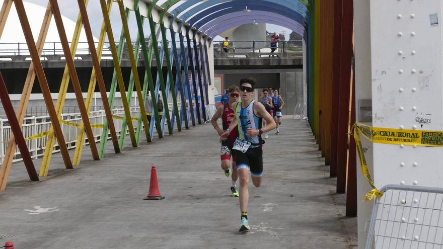 Avilés vuelve a vibrar con el campeonato de España de duatlón: las calles, abarrotadas de público en una jornada primaveral