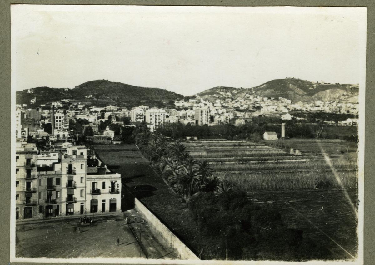 La plaza de Joanic, en 1930, con una explotación agrícola, Cal Comte, protegida por muros.