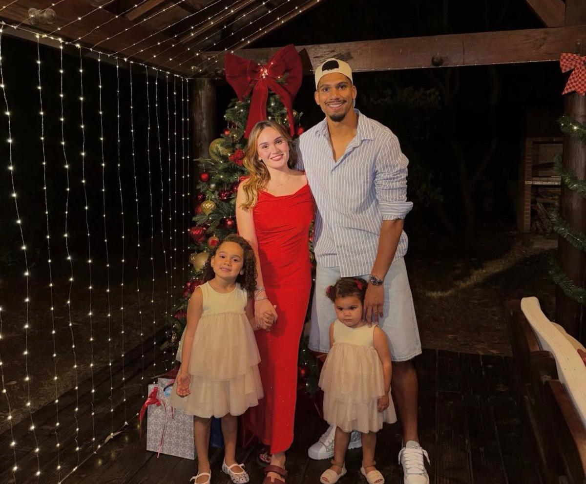 Araujo posa junto a su familia