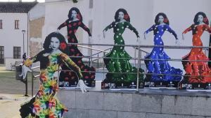 Imágenes de ’La Faraona’ colocadas a las puertas del futuro Museo de Lola Flores durante la presentación del proyecto en Jerez de la Frontera (Cádiz).