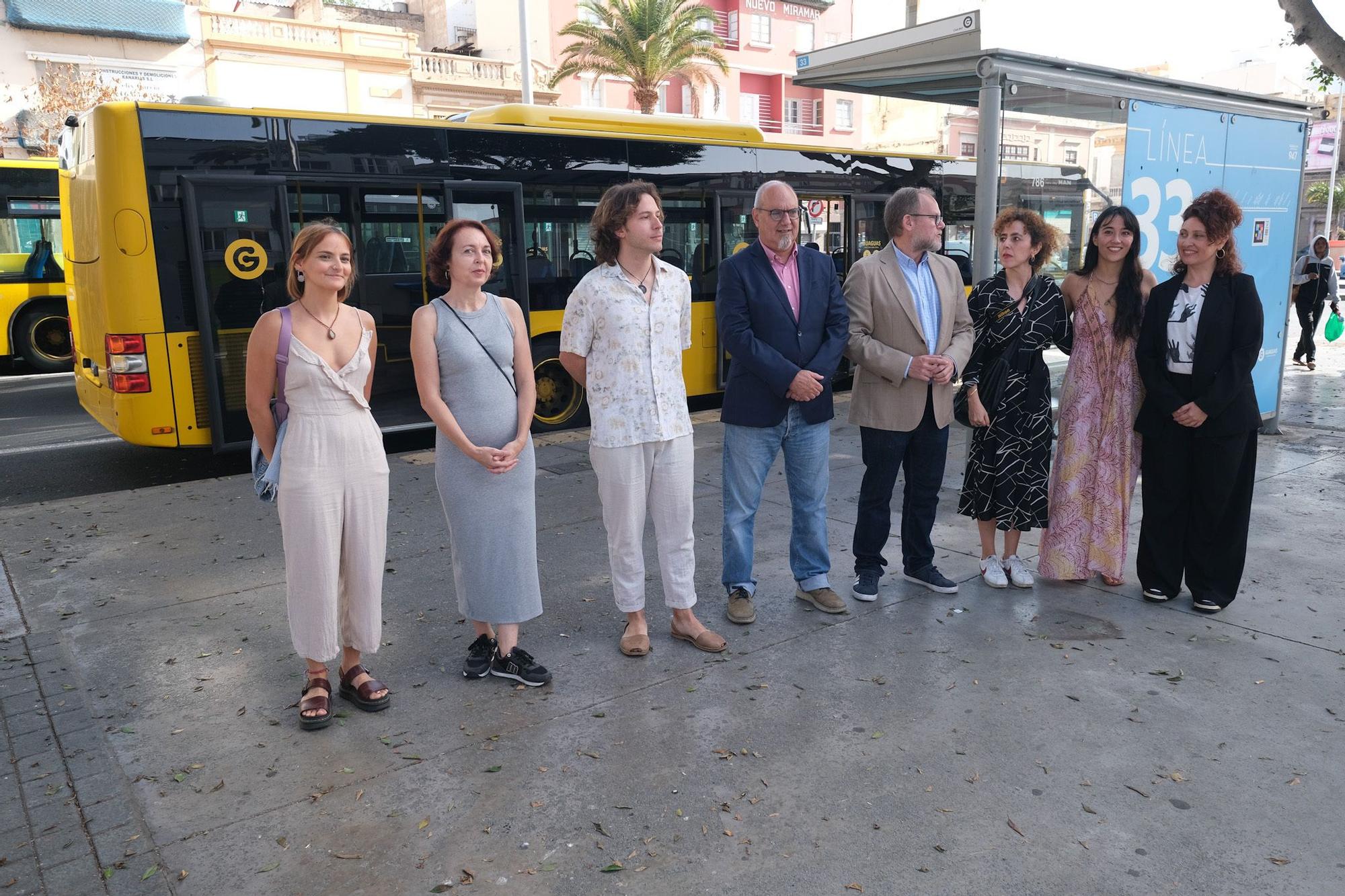 Guaguas Municipales convierte seis vehículos en galerías de arte.