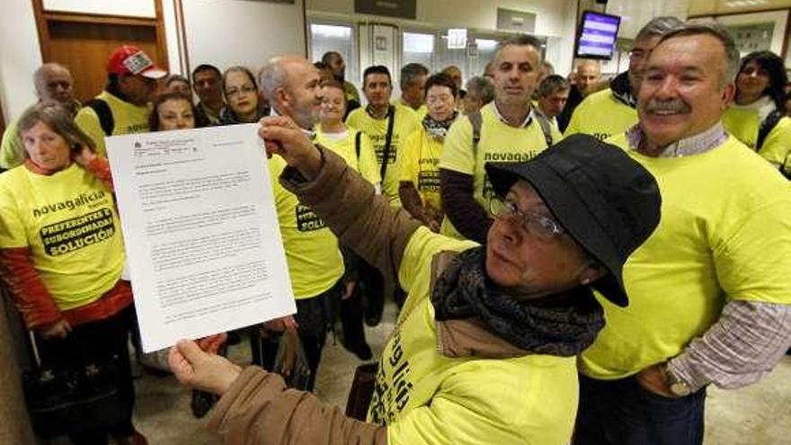 Afectados de preferentes, ayer en Vigo. // Jorge Santomé