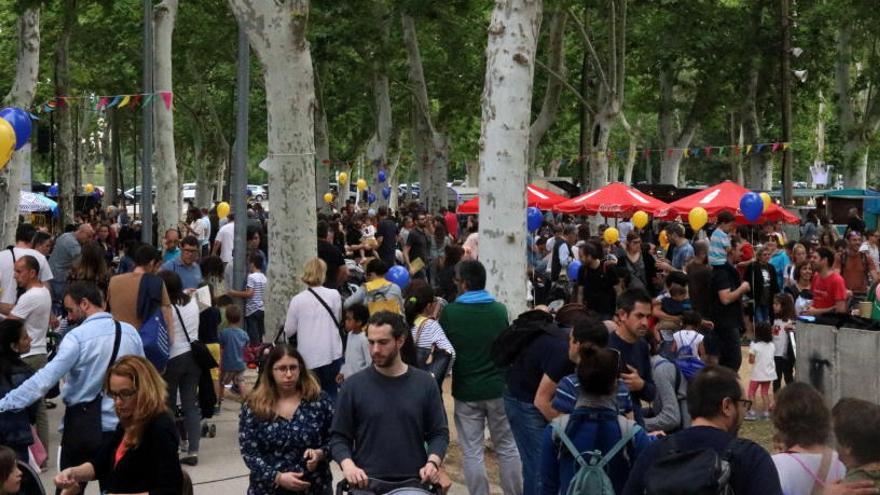 El Parc de la Devesa de Girona amb famílies passejant durant el Festivalot aquest diumenge