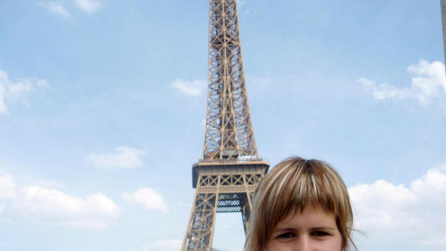 Torró posa con su trofeo delante de la torre Eiffel.