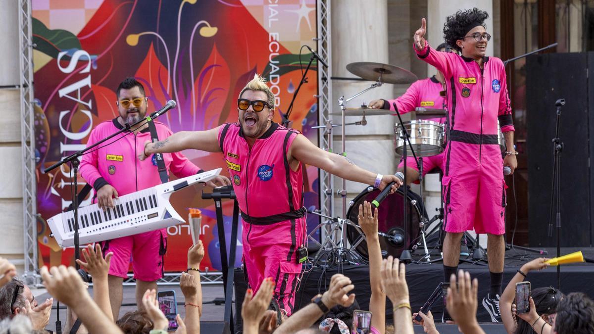 Esteban Portugal (c), líder de Papaya Dada, durante su concierto del domingo en Cartagena.