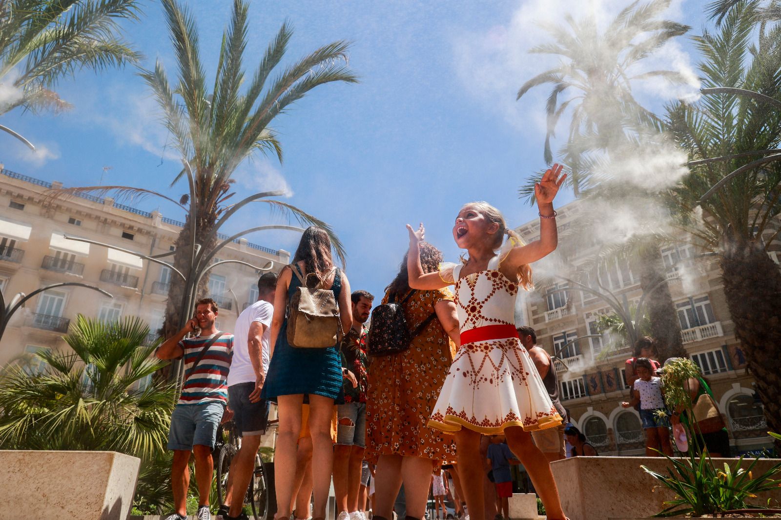 València busca cobijo contra el calor en la playa y las plazas