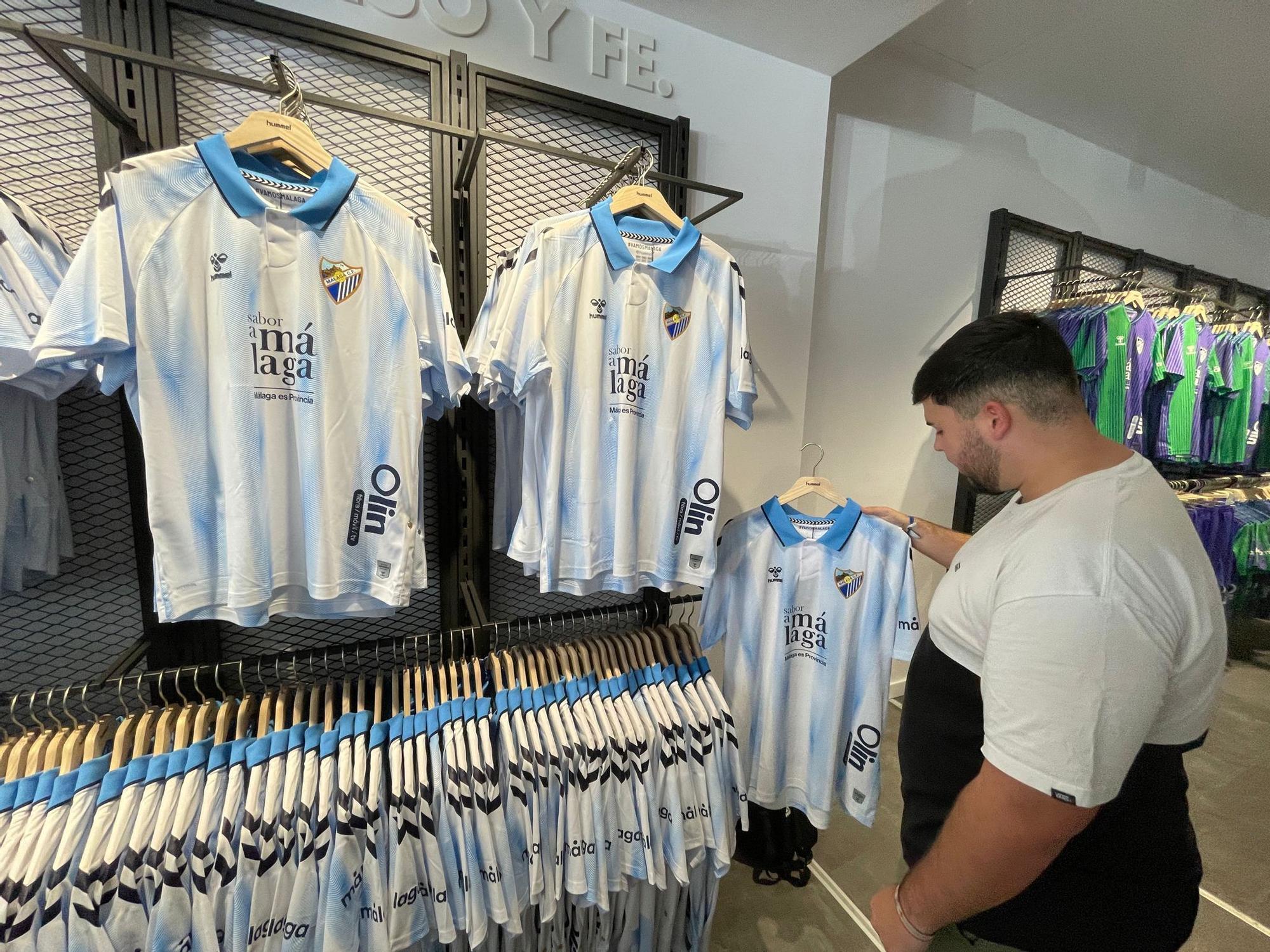 El Málaga CF presenta sus nuevas camisetas para su estreno en Primera RFEF