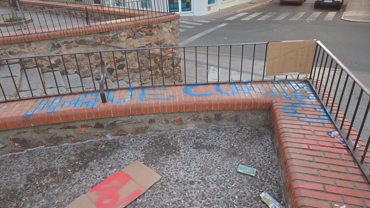 Detalle de una de las pintadas en el Atrio de Montijo.