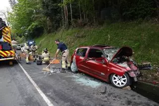 EN IMÁGENES: Un brutal accidente en Gijón deja un bus volcado y dos ocupantes de un turismo graves y excarcelados y otros seis heridos leves