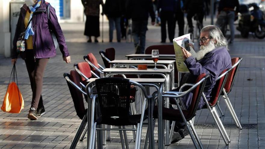 Un hombre en una cafetería.