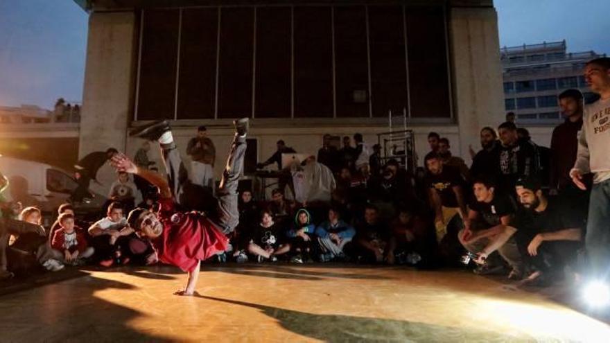 El break dance ha compartido tradicionalmente espacios de la cultura urbana con tendencias como el skate. DAVID REVENGA