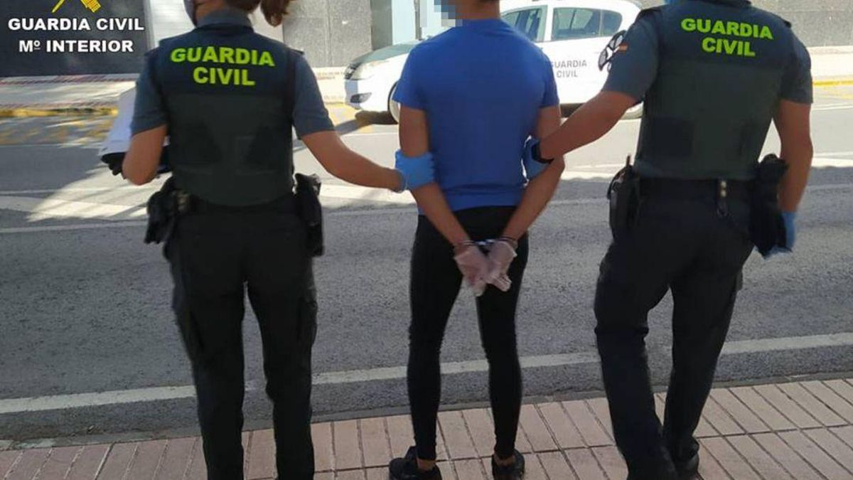 Imagen de archivo de un detenido por la Guardia Civil