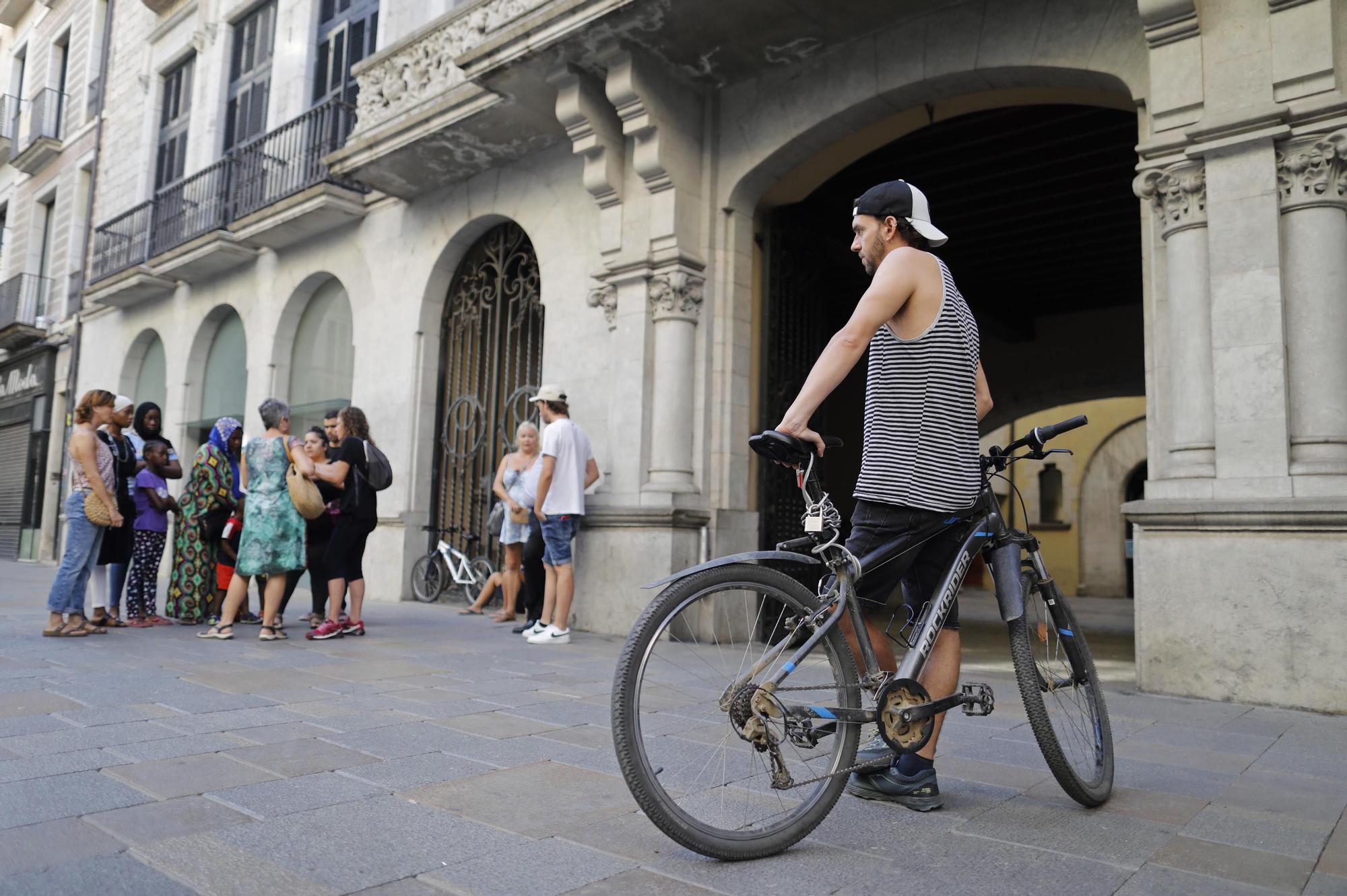 «Ens deixen quedar a l’hostal una setmana més; estava desesperat, no sabia a on anar amb els nens»