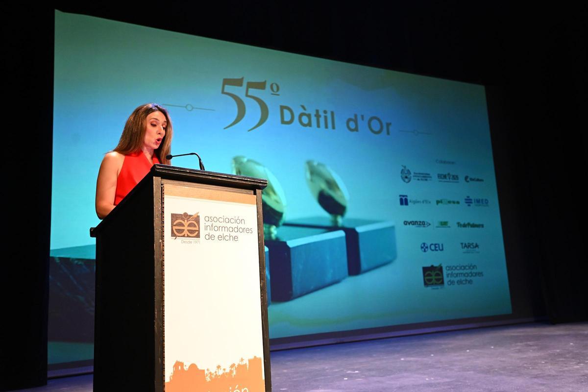 La periodista Sol Segura fue la encargada de presentar la gala de los Dàtil d'Or de la Asociación de Informadores de Elche