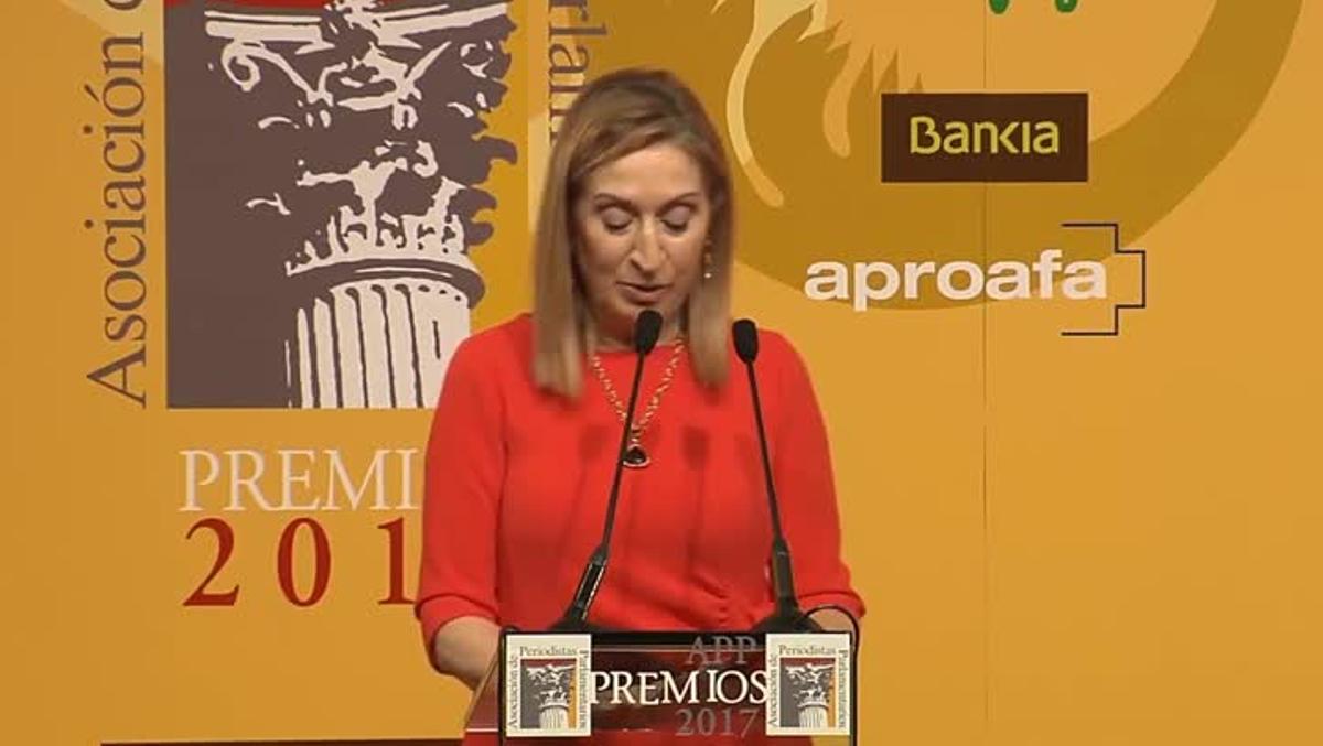 Ana Pastor durant la gala d’entrega de premis Parlamentaris 2017. Associació de Periodistes Parlamentaris.