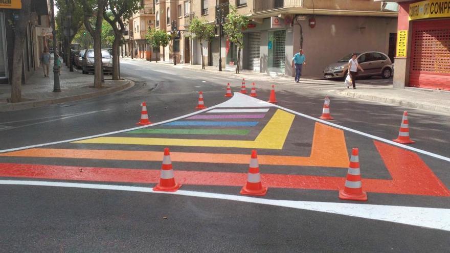 Isleta pintada en la Plaza de la Constirución.