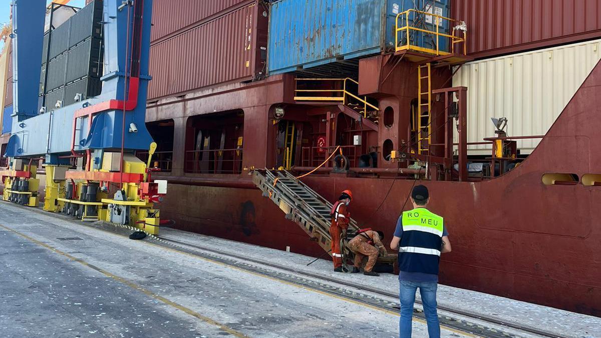 Operación de descarga de contenedores en el buque llegado desde China.