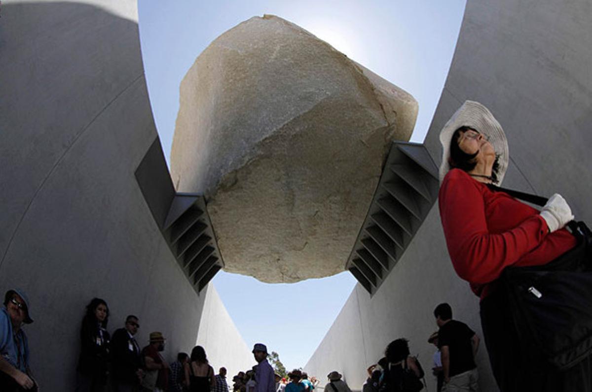 Una megàlit de 340 tones forma part de l’exposició permanent sobre l’artista Michael Heizer, al County Museum of Art de Los Angeles (EUA).