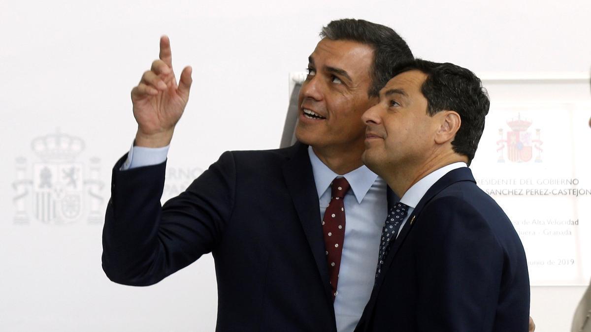 El presidente del Gobierno, Pedro Sánchez, y Juanma Moreno, presidente de la Junta de Andalucía, han estado presentes en la colocación de la primera piedra del metro en Pino Montano (Sevilla)