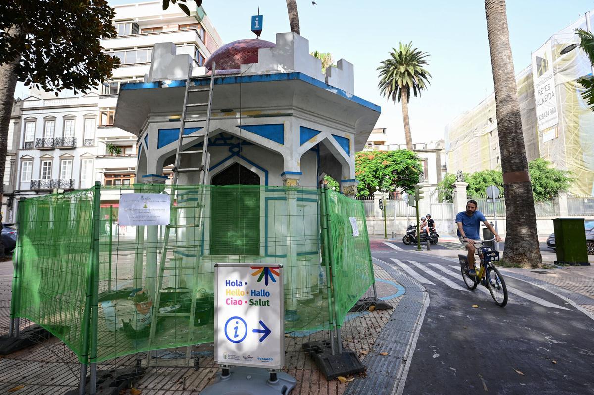 Una valla de obra rodea el punto de información turística de San Telmo, en rehabilitación.