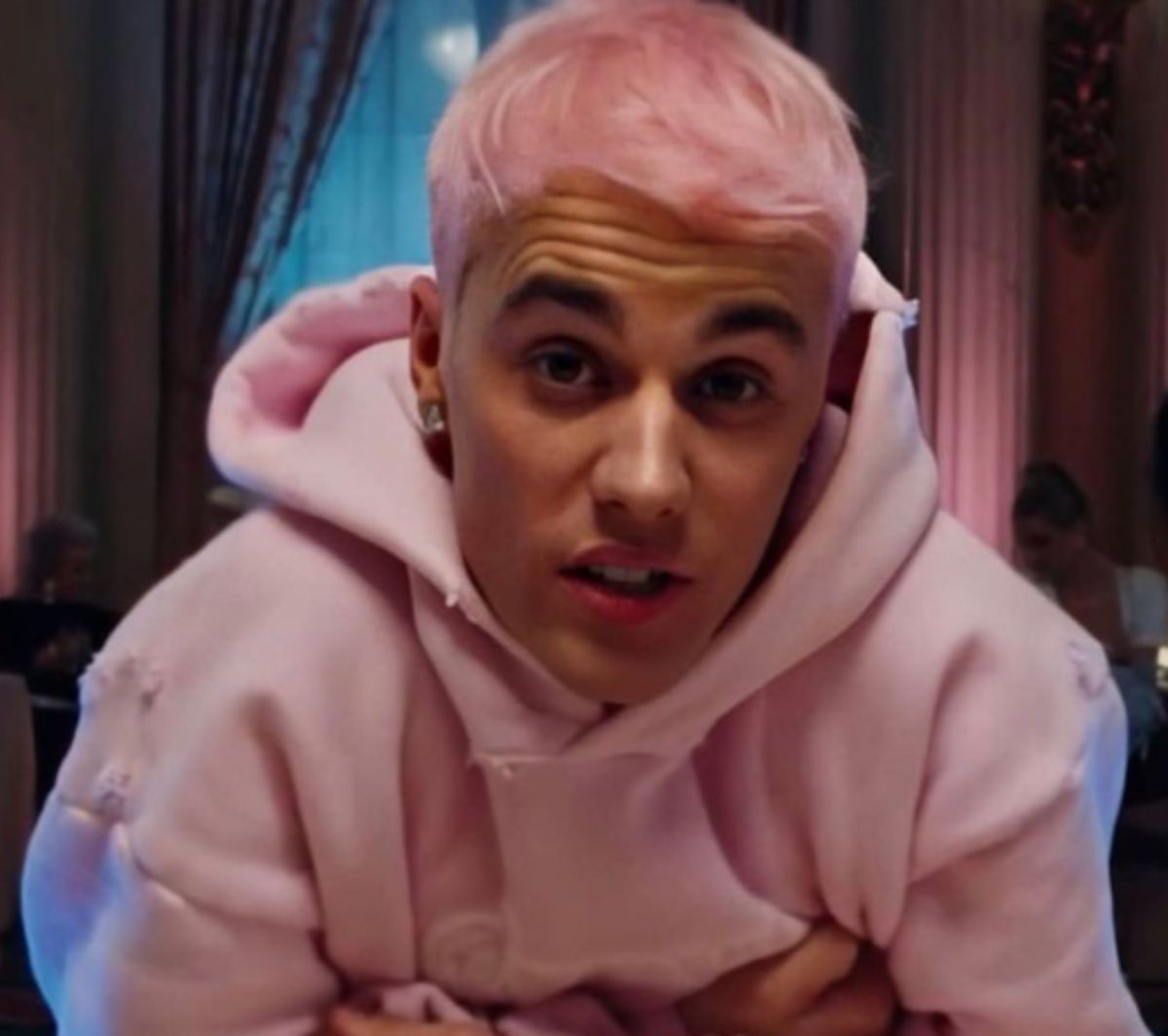 Justin Bieber con pelo rosa