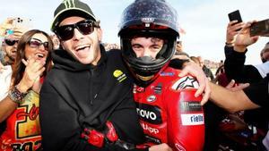 Bagnaia celebra junto a Rossi