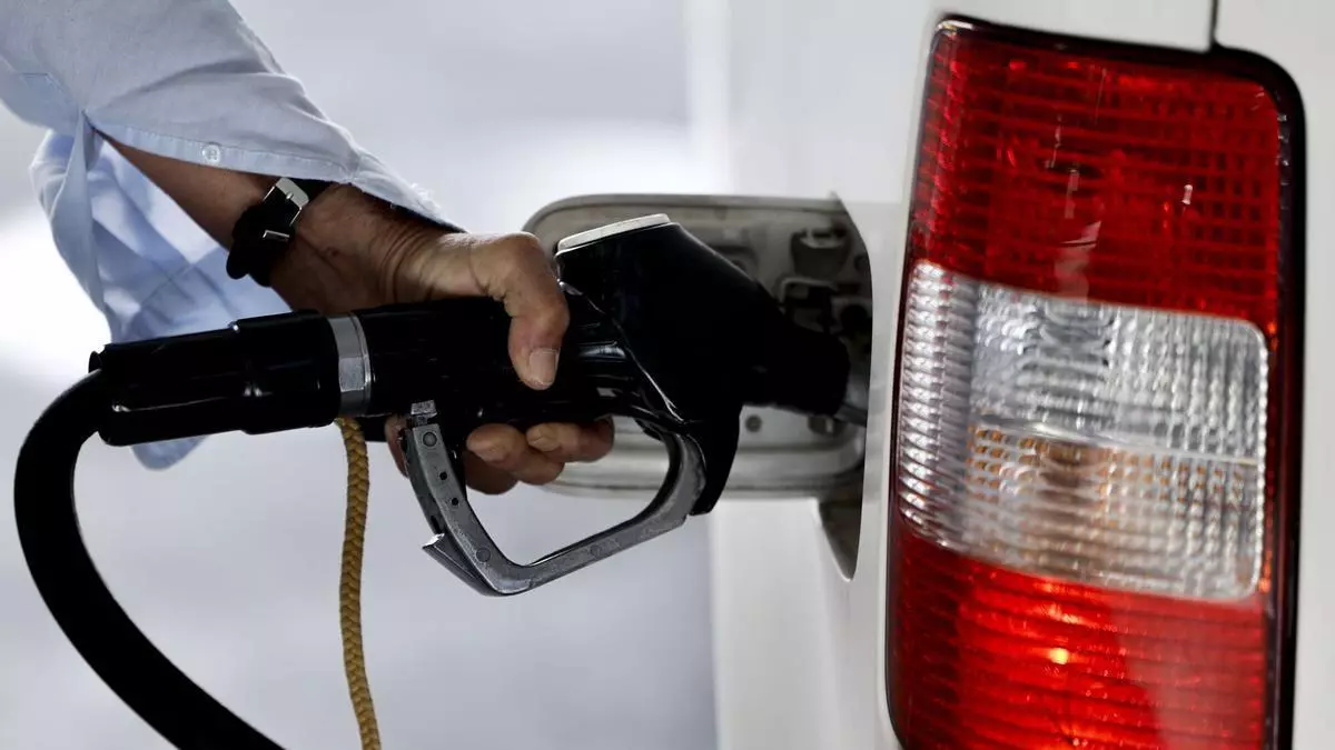 Multado con 200 euros y 6 puntos del permiso de conducir tras repostar diésel, que roza su precio máximo histórico, y quedarse con el coche parado: los conductores tienen hasta la semana que viene para echar combustible