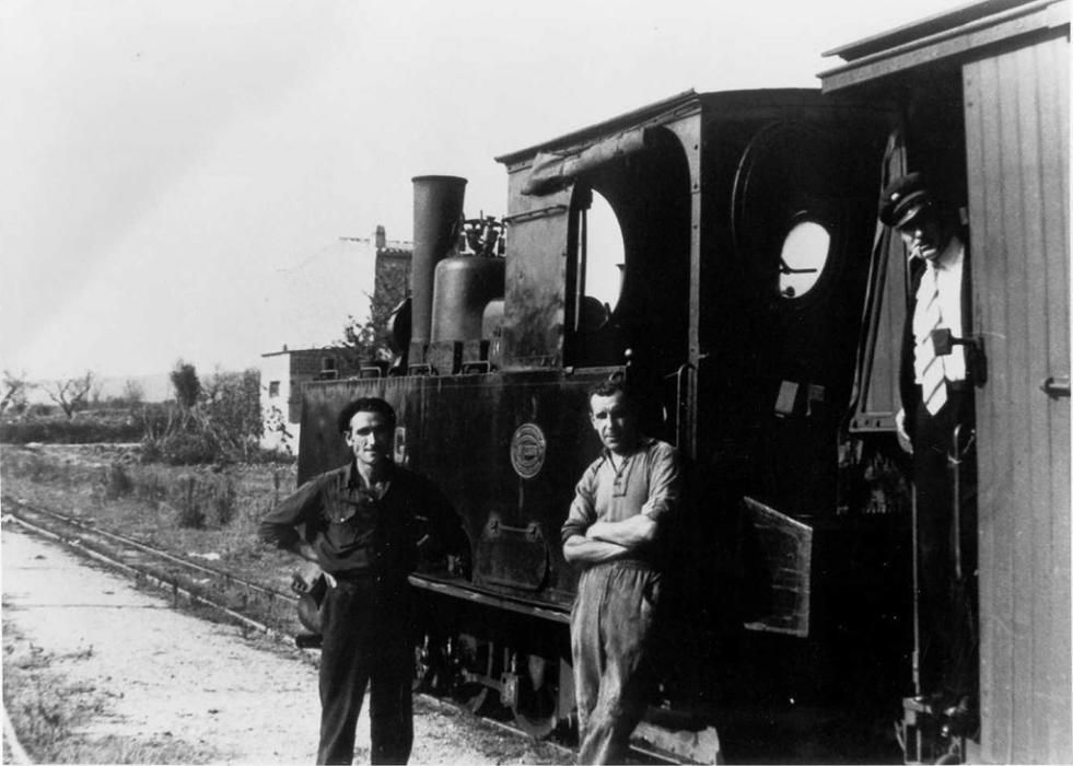 Retrat del maquinista, el fogoner i el revisor d’un tren, fent la parada a Santa Cristina d’Aro, cap al 1960.