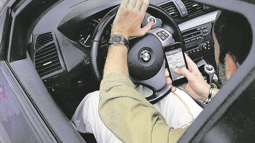 Tráfico penalizará con entre 4 y 6 puntos utilizar el móvil al volante