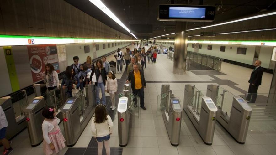Usuarios del metro en la parada de El Perchel-María Zambrano.