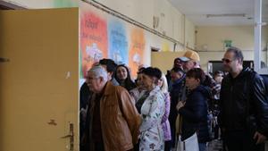 Archivo - Votantes en un colegio electoral de Sofía, Bulgaria, el 2 de abril