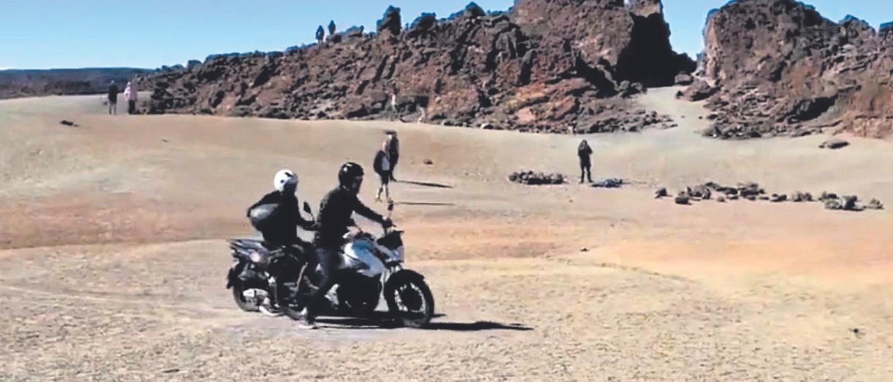 Dos personas en una motocicleta dentro de la zona prohibida en el Parque Nacional del Teide, hace apenas unos días.