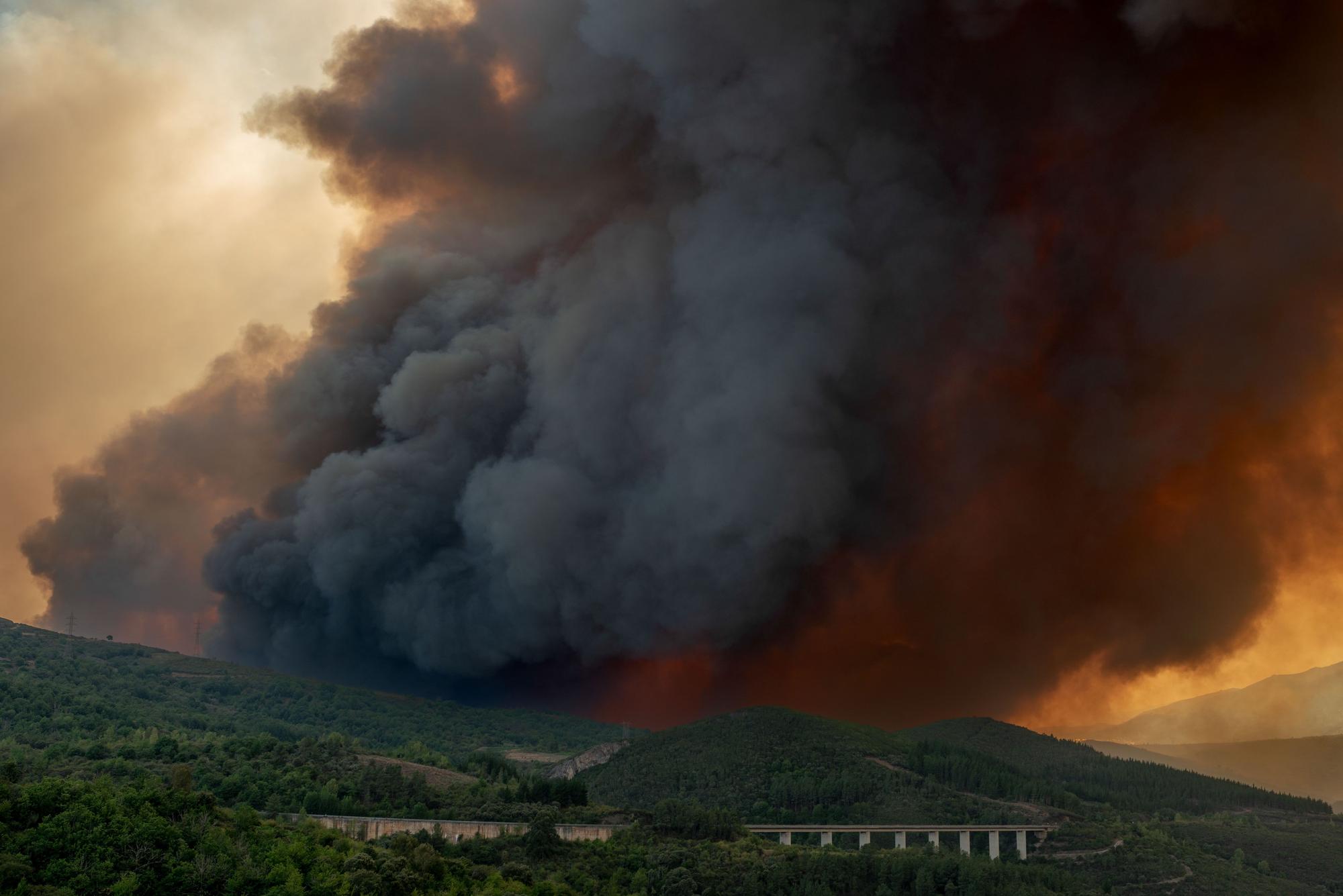 Deiciséis incendios en Galicia han quemado ya 18.835 hectáreas