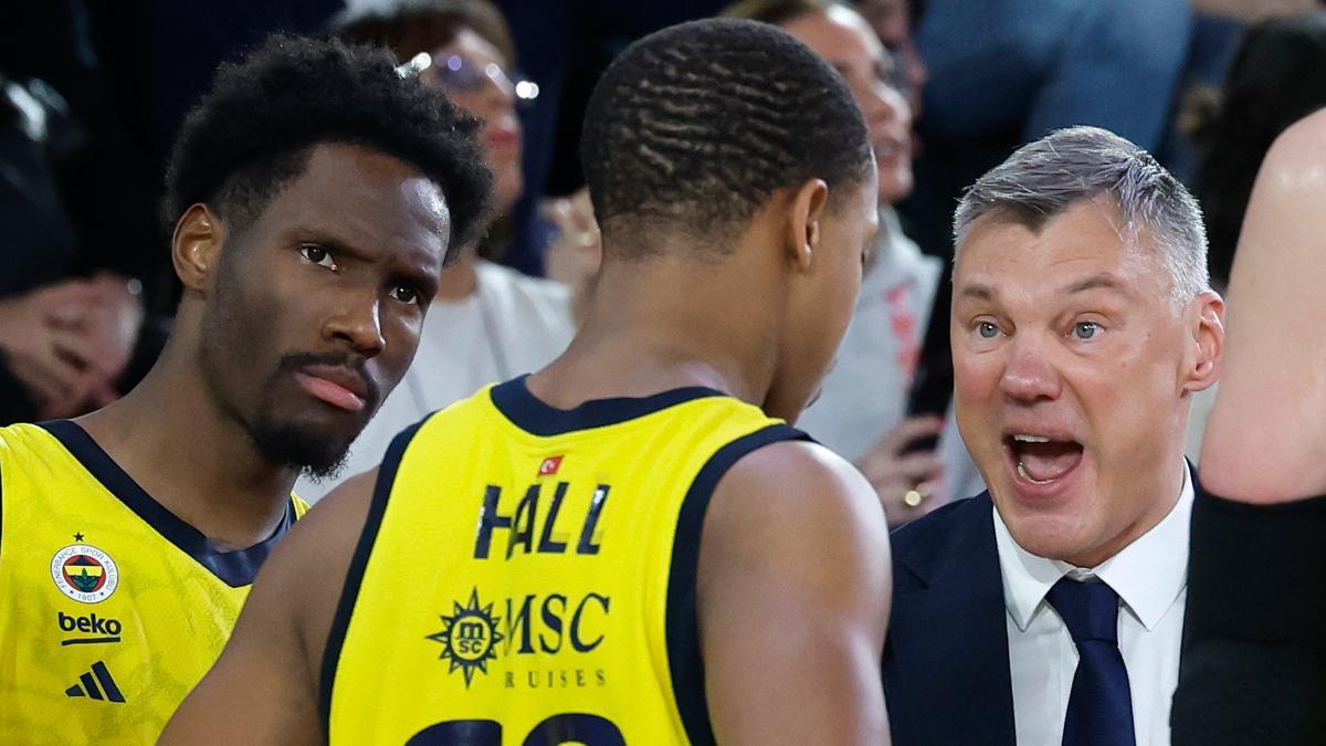 Saras, en un tiempo muerto junto a Nigel Hayes-David y Devon Hall