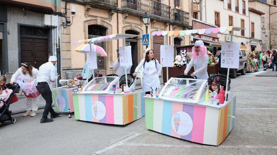 Los dinosaurios toman las calles de Salas y &quot;devoran&quot; el primer premio de Carnaval de carrozas