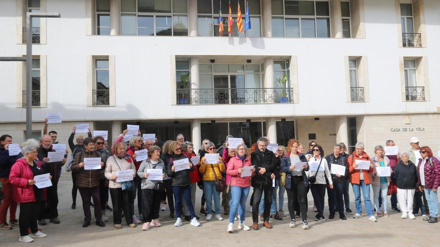 Protesta a la piscina de l&#039;Escala perquè l&#039;Ajuntament vol externalitzar la meitat dels empleats