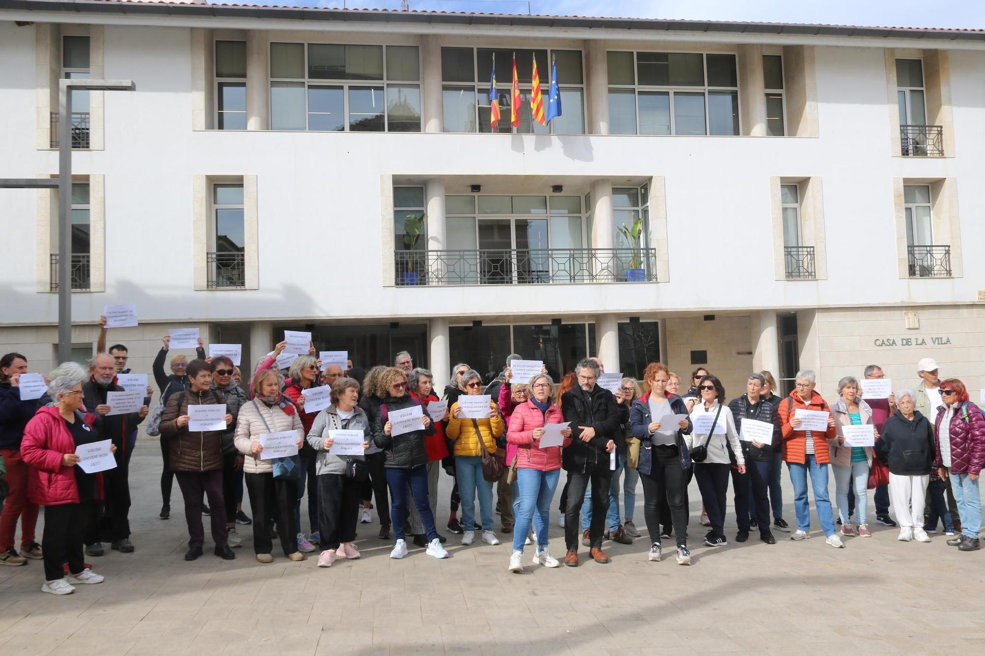 Protesta a la piscina de l&#039;Escala perquè l&#039;Ajuntament vol externalitzar la meitat dels empleats