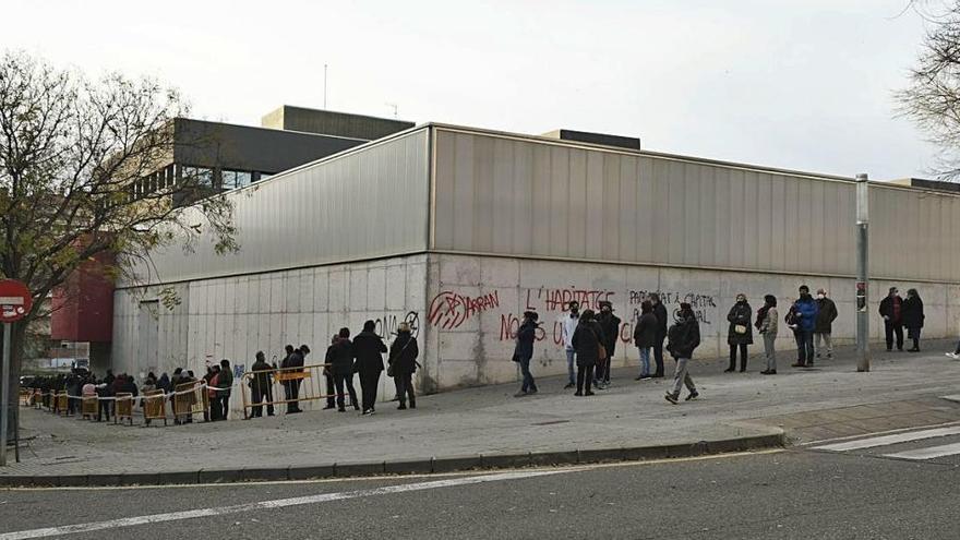 Cua per fer-se el test antigènic ràpid a l?Ateneu Les Bases, ahir