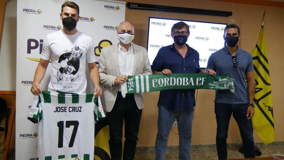 José Cruz, junto a Javier Piedra, Javier González Calvo y Juanito, durante la presentación oficial del jugador, este jueves.