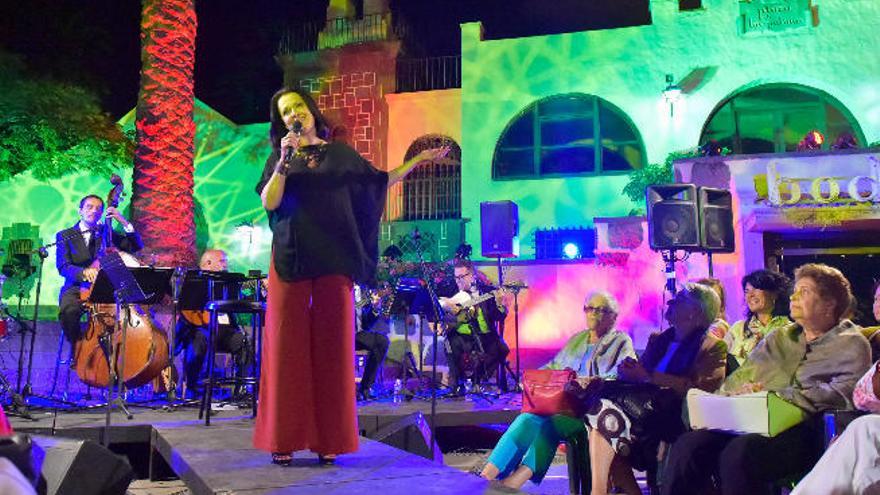 La cantanta Olga Cerpa, durante la interpretación de uno de los temas del concierto ofrecido ayer en el Pueblo Canario.