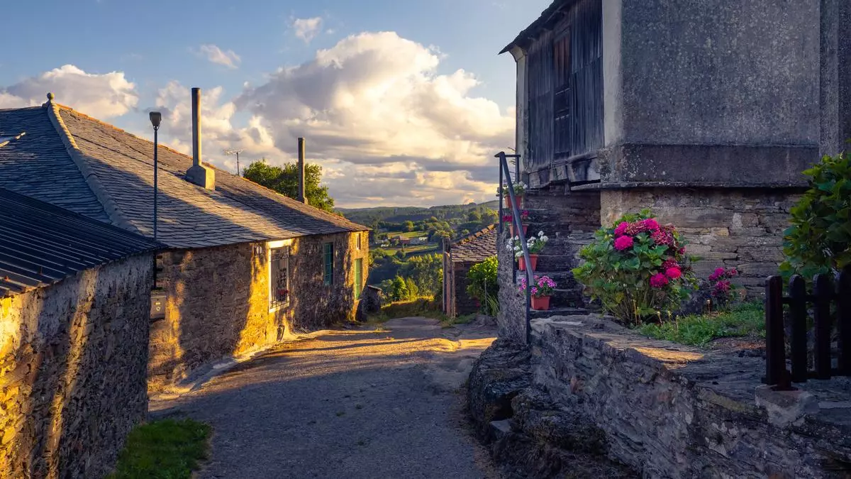 El pueblo más grande de Lugo esconde una cascada de más de 50 metros de altura y es parte del Camino Primitivo de Santiago
