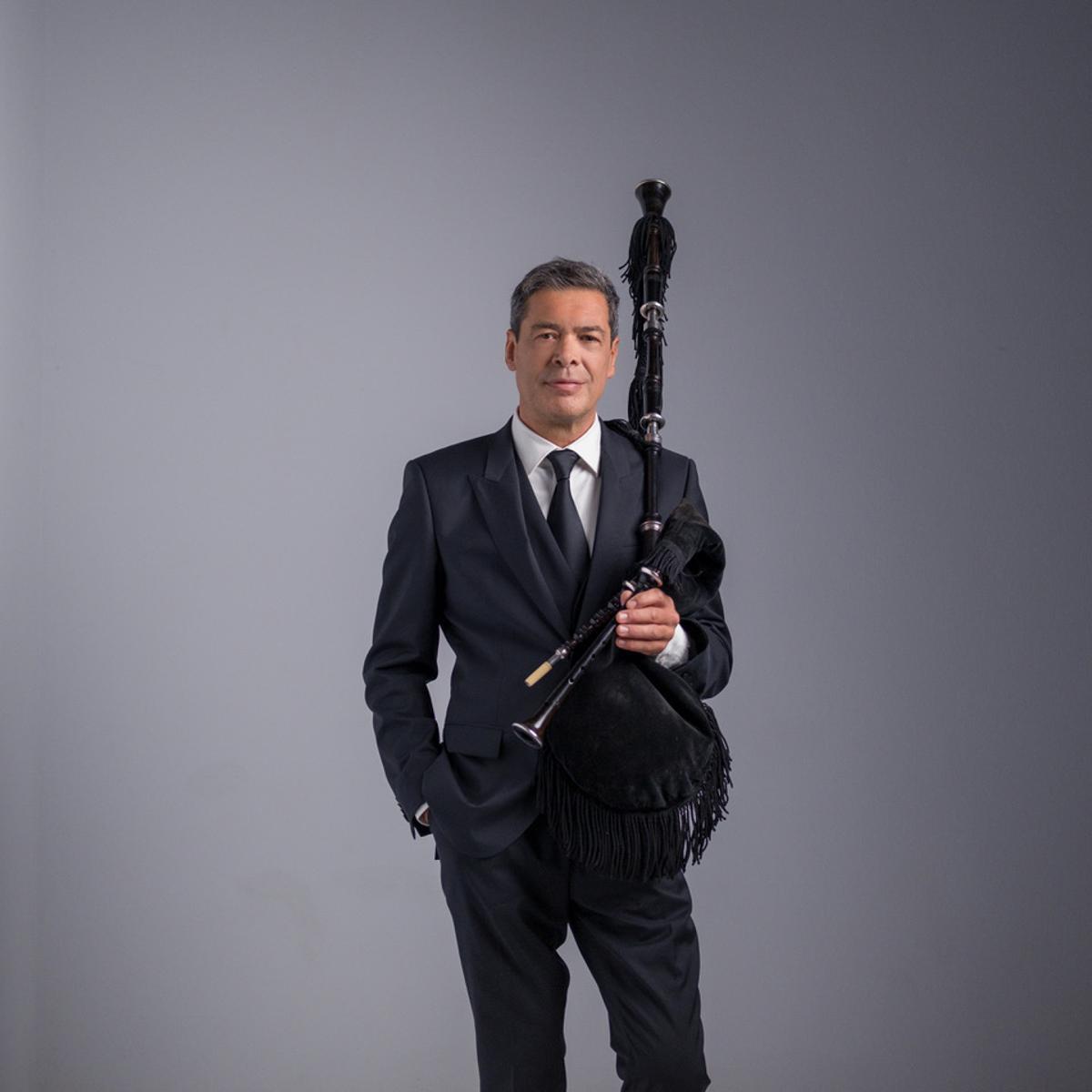 Hevia con una gaita.