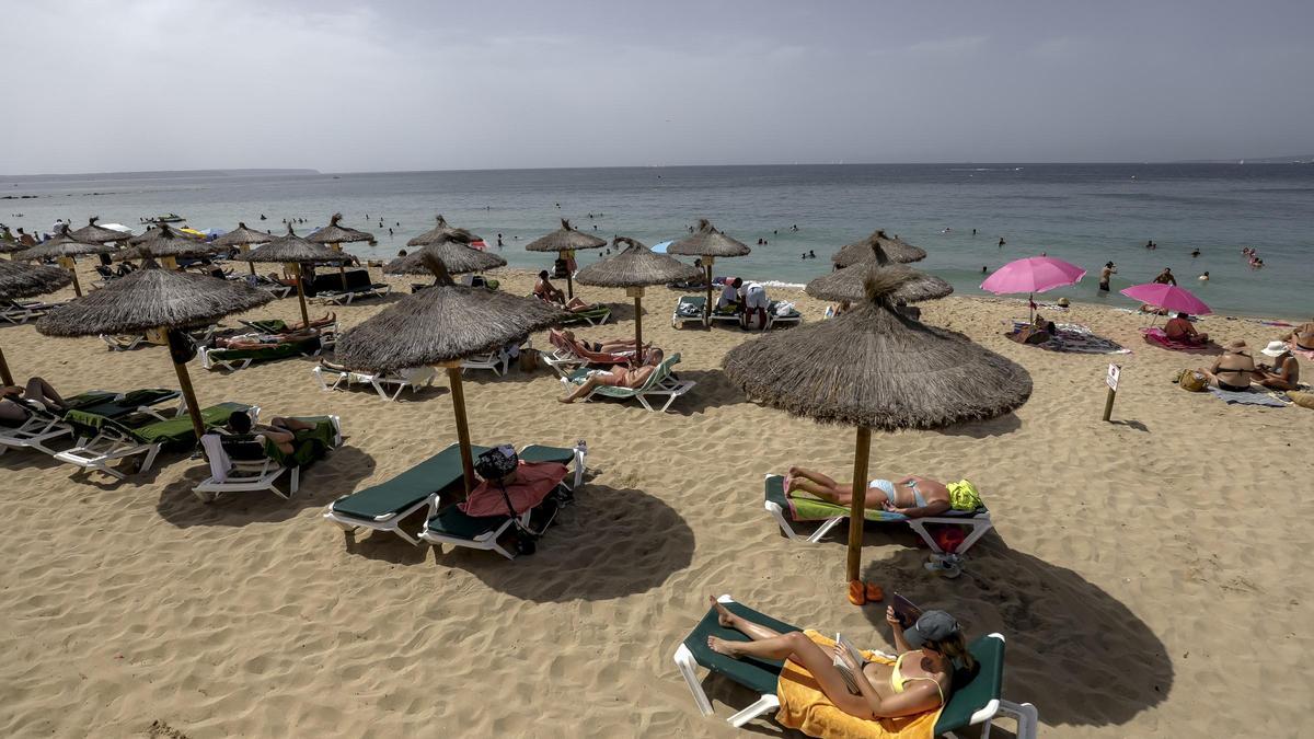 Mar de Mallorca explota las sombrillas y hamacas de la Playa de Palma.