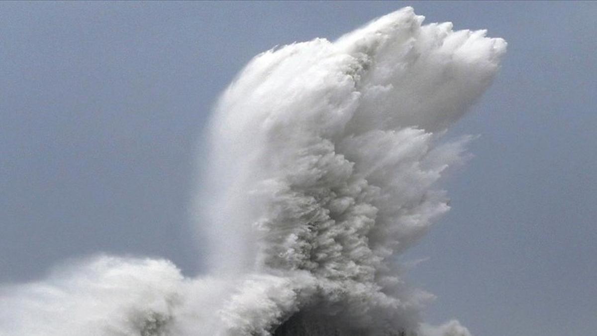 Las impresionantes olas en el puerto de Aki Kochi al llegar del tifón Jebi.