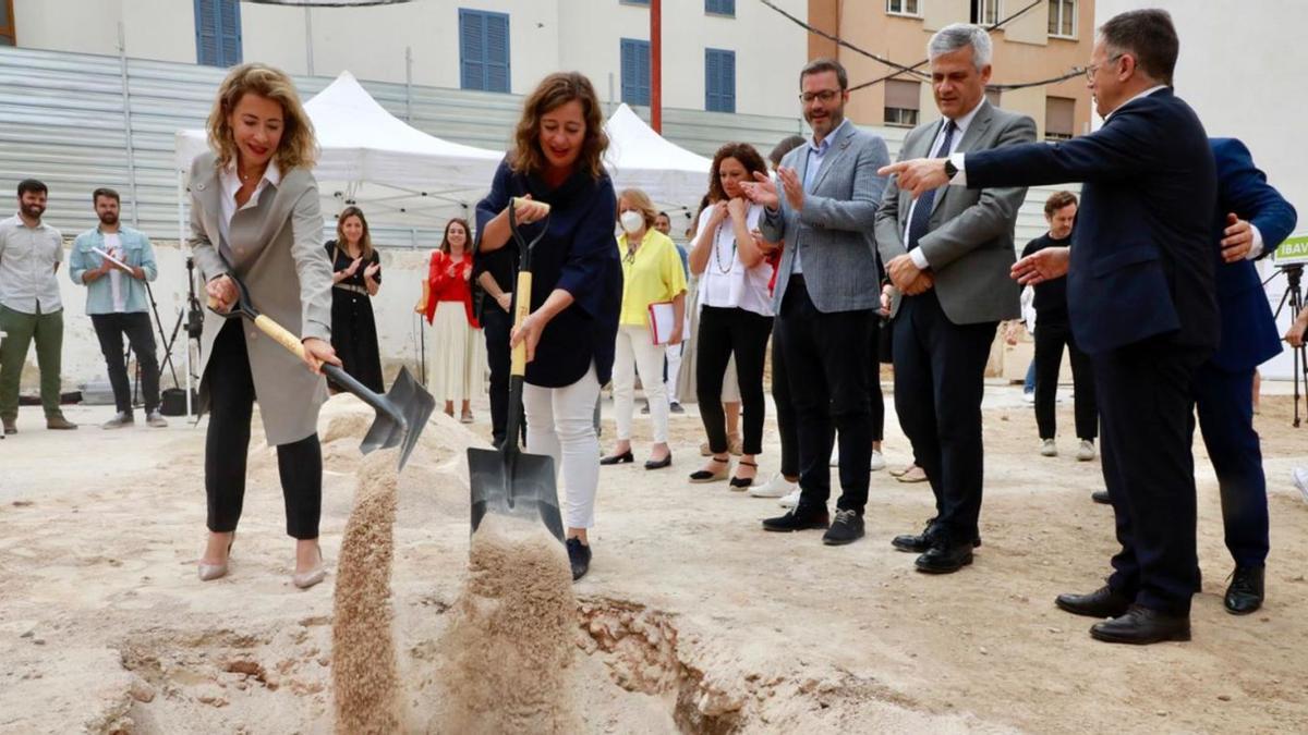 La presidenta Francina Armengol y la ministra Raquel Sánchez colocando la primera piedra de la promoción de viviendas. | GOVERN