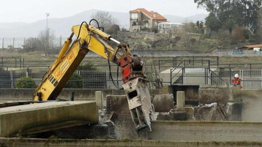 Una excavadora derribando ayer una de las estructuras de la estación depuradora del Lagares, inaugurada en 1997.  // J. Santomé