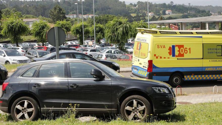 Un coche mal aparcado en el entorno del Clínico